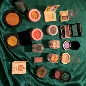 Set of 17 single eye shadows